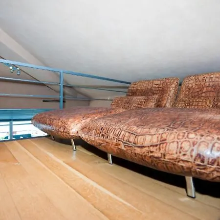 Fiumelatte Sleeps 6 Air Con アパート *