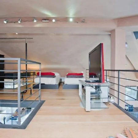 アパート Fiumelatte Sleeps 6 Air Con