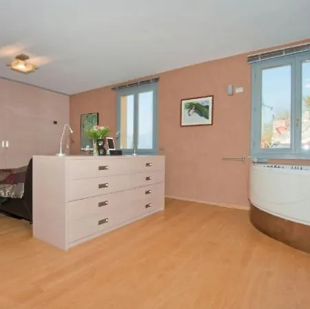 Fiumelatte Sleeps 6 Air Con ヴァレンナ